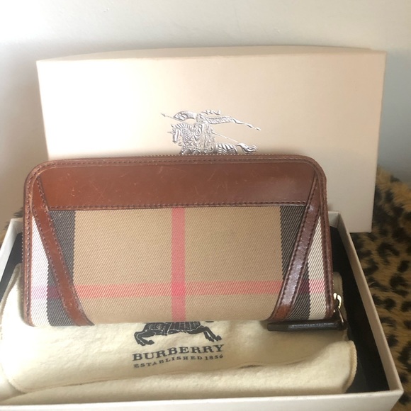 Burberry Zip Around Wallet w/ Box & Dust Bag - Picture 5 of 16